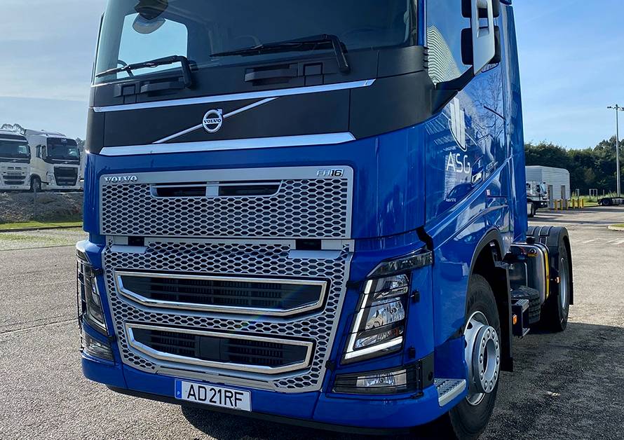 Camião Volvo da empresa de construção ASG