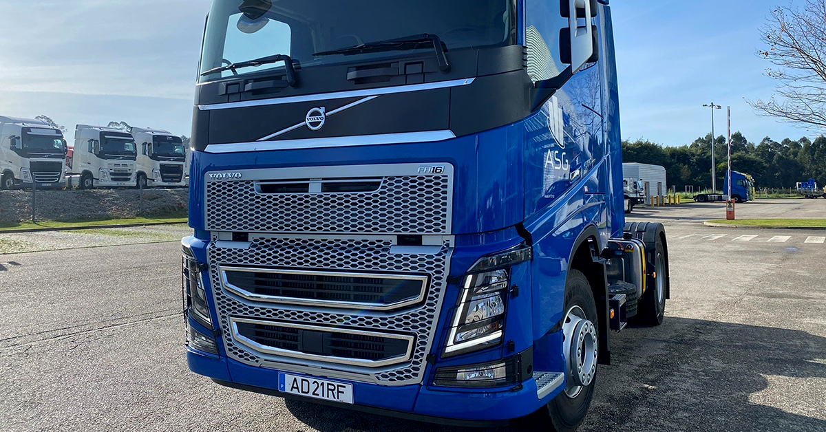 Camião Volvo da empresa de construção ASG